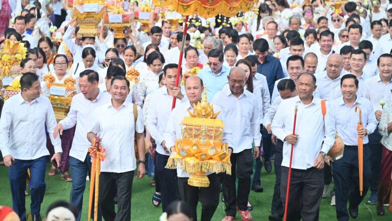 ឯកឧត្តម ហ៊ុន ម៉ានី ឧបនាយករដ្ឋមន្ត្រី រដ្ឋមន្ត្រីក្រសួងមុខងារសាធារណៈ និងជាប្រធានក្រុមការងារចុះមូលដ្ឋានខេត្តកំពង់ស្ពឺ អញ្ជើញជាអធិបតី ពិធីដង្ហែរអង្គកឋិនទានសាមគ្គី វេរប្រគេនព្រះសង្ឃដែលគង់ចាំព្រះវស្សា អស់ត្រីមាសក្នុងពុទ្ធសីមានៅវត្តមុនីរង្សីរតនារាម (ហៅវត្តម្រុំខាងជើង)