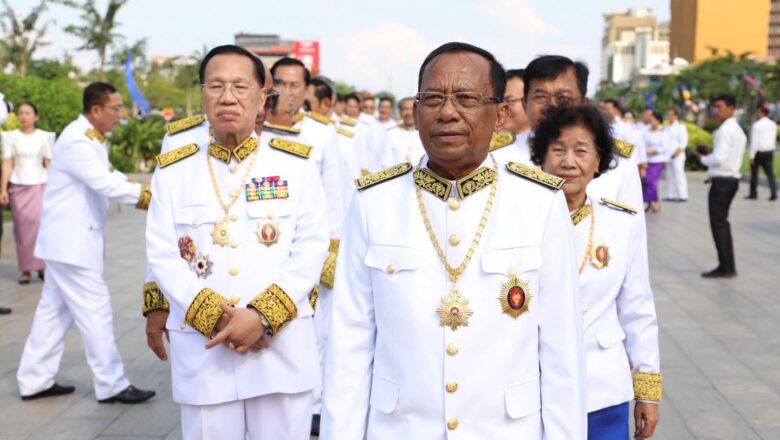 ឯកឧត្តម វង សូត អញ្ជើញដាក់កម្រងផ្កានៅវិមានឯករាជ្យ និងគោរពព្រះវិញ្ញាណក្ខន្ធ និងថ្វាយកម្រងផ្កា ព្រះបរមរូប ព្រះបរមរតនកោដ្ឋ ក្នុងឱកាសខួបលើកទី៧២ ទិវាបុណ្យឯករាជ្យជាតិ