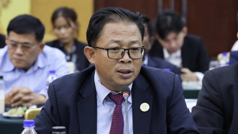 លោក លន់ យ៉េង អគ្គលេខាធិការសហព័ន្ធស្រូវអង្ករកម្ពុជា បានរៀបចំនូវសំណួរចម្លើយចំនួន ៨ ក្រោយលេចព័ត៌មានថាមាន «អ្នកម៉ៅផ្តាច់ទិញស្រូវតាមខេត្ត»