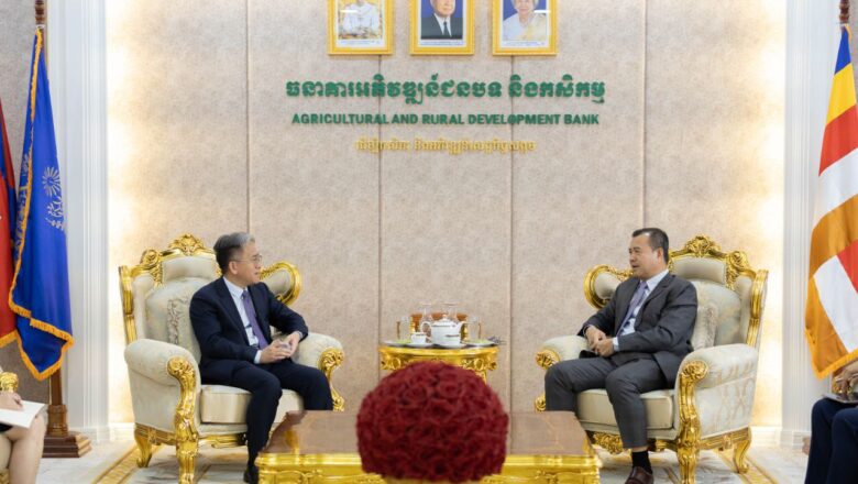 ឯកឧត្តមបណ្ឌិត កៅ ថាច ទទួលជួបពិភាក្សាការងារជាមួយលោក Lin Shiqiang ប្រធានធនាគារឧស្សាហកម្ម និងពាណិជ្ជកម្ម ចិន សាខាភ្នំពេញ