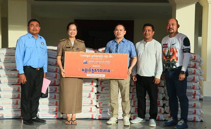 អ្នកឧកញ៉ា សួរ វីរៈ នាំយកអង្ករចំនួន ១០តោន ប្រគល់ជូនលោកជំទាវអភិបាលខេត្តកោះកុង ដើម្បីជូនដល់កងកម្លាំងសមរភូមិមុខ