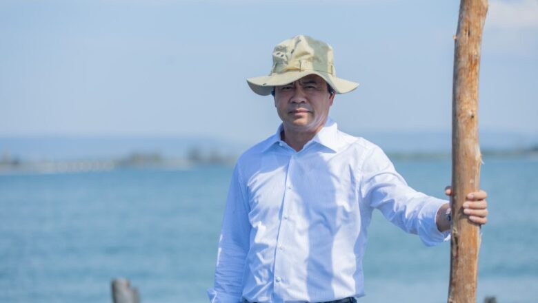 ឯកឧត្តមបណ្ឌិត កៅ ថាច និងសហការីអញ្ជើញទស្សនកិច្ច ពិនិត្យមើលកសិដ្ឋានចិញ្ចឹមត្រីឆ្ពុង និងត្រីតុកែ ស្ថិតនៅស្រុកមណ្ឌល សីម៉ា ខេត្តកោះកុង