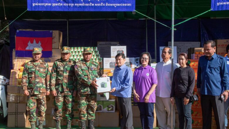 ឯកឧត្តម ហេង សួរ ដឹកនាំថ្នាក់ដឹកនាំក្រសួង សហជីព និងសមាគមរោងចក្រ ចុះសួរសុខទុក្ខ និងផ្តល់អំណោយជូនដល់រដ្ឋបាលខេត្តឧត្តរមានជ័យ ដើម្បីយកទៅប្រើប្រាស់តាមតម្រូវការជាក់ស្តែង