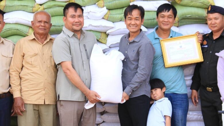 ឧកញ៉ា សុង សារ៉ន ប្រធានក្រុមហ៊ុន AMRU RICE ដែលបានឧបត្ថម្ភអង្ករ ចំនួន ១០ តោន និងថវិកា ៣,០០០,០០០រៀល ជាមួយរដ្ឋបាលស្រុកព្រៃឈរ ដើម្បីឧបត្ថម្ភដល់វីរៈកងទ័ព និងប្រជាជនភៀសសឹក
