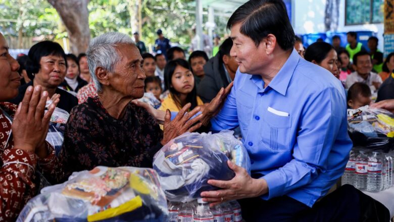 ឯកឧត្តម ហេង សួរ បាននាំយកអំណោយរបស់ថ្នាក់ដឹកនាំក្រសួង មន្រ្តីរាជការ សប្បុរសជន ម្ចាស់រោងចក្រ សហគ្រាស ក្រុមហ៊ុន ថ្នាក់ដឹកនាំសហជីព និងបងប្អូនកម្មករនិយោជិត ចែកជូនបងប្អូនភៀសសឹក ចំនួន ២ពាន់គ្រួសារ នៅក្នុងខេត្តព្រះវិហារ