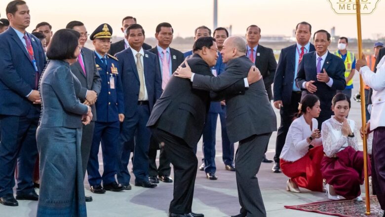 សម្ដេចតេជោ ហ៊ុន សែន អញ្ជើញទទួលព្រះរាជដំណើរយាងនិវត្តន៍ របស់ព្រះករុណាព្រះបាទសម្ដេចព្រះបរមនាថ នរោត្តម សីហមុនី ព្រះមហាក្សត្រនៃព្រះរាជាណាចក្រកម្ពុជា