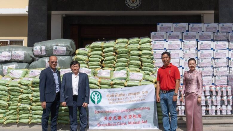 ឯកឧត្តម ហេង សួរ រដ្ឋមន្រ្តីក្រសួងការងារ និងបណ្ដុះបណ្ដាលវិជ្ជាជីវៈ ទទួលអំណោយពីរោងចក្រ សុិនគី អឹភែរឹល (ខេមបូឌា) ឯ.ក សម្រាប់ផ្តល់ជូនវីរកងទ័ព និងជនភៀសសឹក