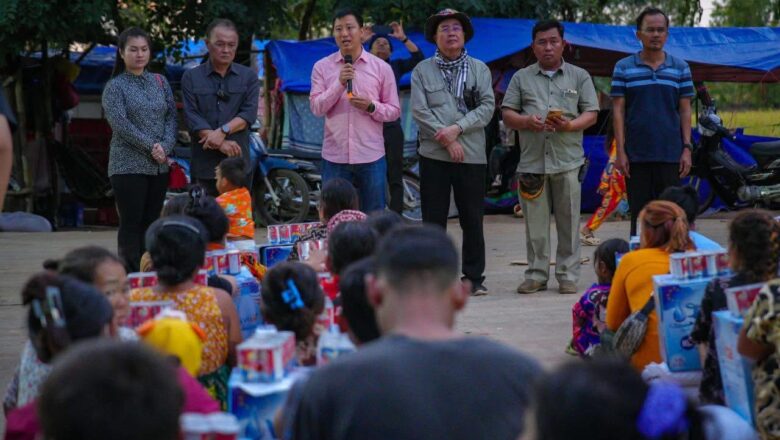 អំណោយដ៏ថ្លៃថ្លារបស់សម្តេចមហាបវរធិបតី ហ៊ុន ម៉ាណែត នាយករដ្ឋមន្ត្រីនៃព្រះរាជាណាចក្រកម្ពុជា និងលោកជំទាវបណ្ឌិត ពេជ ចន្ទមុន្នី​ ត្រូវបាន​​ចែក​​ជូនដល់ពុកម៉ែពូមីងបងប្អូនប្រជាពលរដ្ឋ​ភៀស​សឹកហើយ