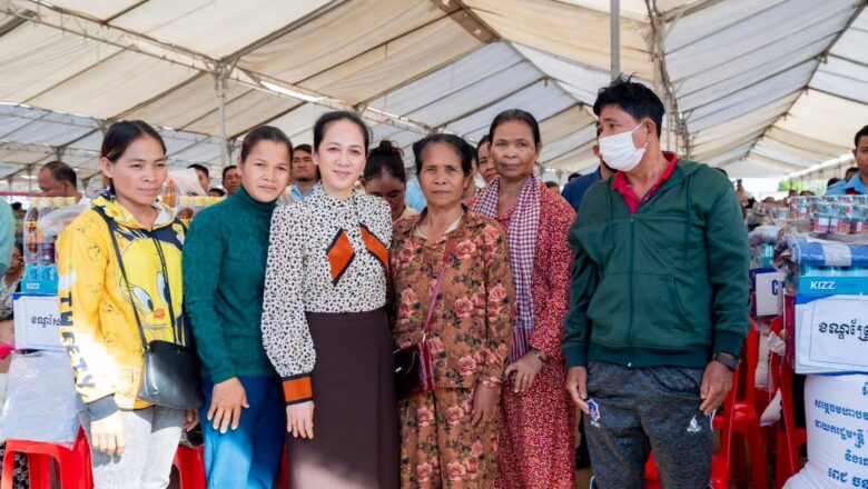 លោកជំទាវបណ្ឌិត ពេជ ចន្ទមុន្នី ហ៊ុនម៉ាណែត បានអញ្ជេីញជួបជុំប្រជាពលរដ្ឋកម្ពុជាស្លូតត្រង់ជាច្រើន មានទាំងចាស់ជរា ស្ត្រីមានផ្ទៃពោះ កុមារ ក្នុងពិធីសំណេះសំណាល សួរសុខទុក្ខ និងចែកអំណោយជូនប្រជាពលរដ្ឋភៀសសឹក មកពីបណ្តាខេត្តជាប់ព្រំដែនកម្ពុជា-ថៃ ដែលរងការឈ្លានពានពីកងទ័ពថៃ