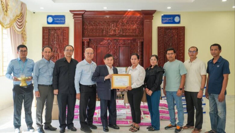 ឯកឧត្តម ហេង សួរ រដ្ឋមន្រ្តីក្រសួងការងារ និងបណ្តុះបណ្តាលវិជ្ជាជីវៈ ទទួលអំណោយជាគ្រឿងឧបភោគបរិភោគពីសប្បុរសជននានាសម្រាប់ចែកជូនវីរកងទ័ព និងប្រជាពលរដ្ឋភៀសសឹកមកពីបណ្តាខេត្តផ្សេងៗ ក្នុងនាមស្មារតី «ខ្មែរស្រឡាញ់ខ្មែរ ខ្មែរជួយខ្មែរ ខ្មែរតែមួយ»