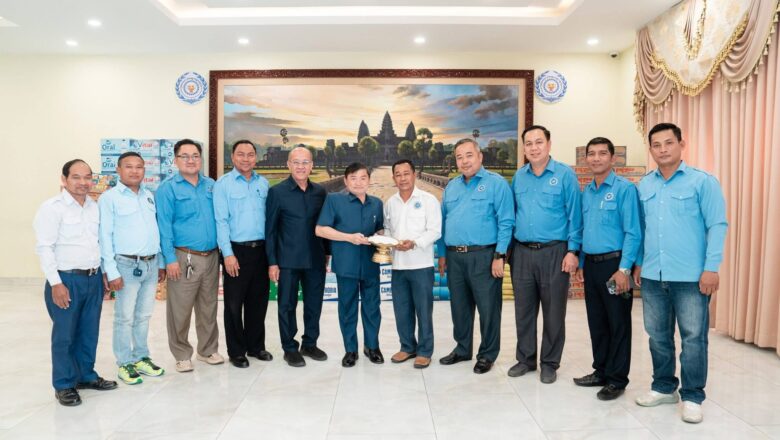 ឯកឧត្តម ហេង សួរ បានទទួលអំណោយពី សភាសម្ព័ន្ធសហជីពជាតិកម្ពុជា សម្រាប់ផ្តល់ជូនវីរកងទ័ព និងជនភៀសសឹក