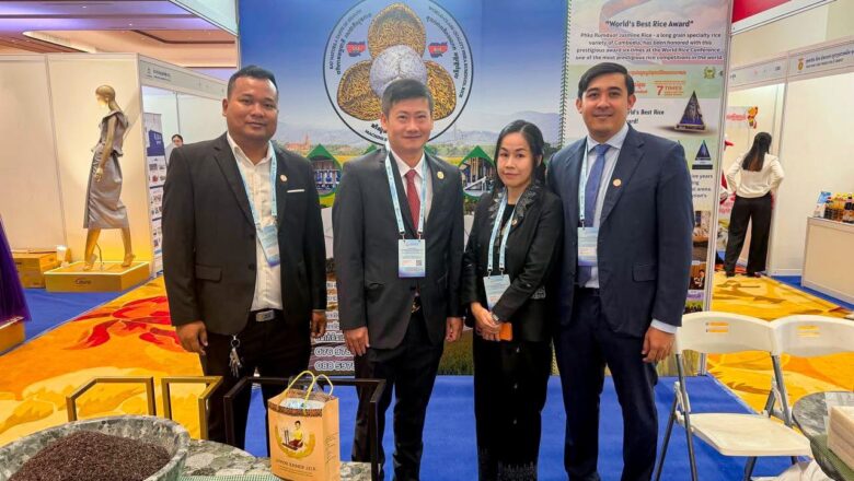 ឧកញ៉ា ឡាយ ឈុនហួ ប្រធានសហព័ន្ធស្រូវអង្ករកម្ពុជា បានអញ្ជើញចូលរួមក្នុងពិធីបើកមហាសន្និបាតបូកសរុបការងារសភាពាណិជ្ជកម្មកម្ពុជាឆ្នាំ២០២៥ និងលើកទិសដៅការងារសភាពាណិជ្ជកម្មកម្ពុជាឆ្នាំ២០២៦