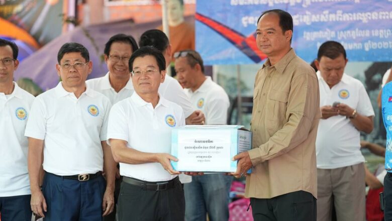 ឯកឧត្តមបណ្ឌិត គុណ ញឹម និងសហការីអញ្ជើញដឹកនាំគណៈប្រតិភូ ចុះសួរសុខទុក្ខ និងនាំយកអំណោយជាគ្រឿងឧបភោគបរិភោគ សម្ភារៈប្រើប្រាស់ និងថវិកា មកចែកជូនបងប្អូនជនភៀសសឹកនៅខេត្តព្រះវិហារ