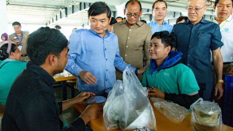 ឯកឧត្តម ហេង សួរ អញ្ជើញសំណេះសំណាល និងទទួលទានអាហារថ្ងៃត្រង់ជាមួយបងប្អូនកម្មករនិយោជិតនៅរោងចក្រ ស៊ិនគី អឹភែរឹល ក្នុងខេត្តកំពង់ឆ្នាំង