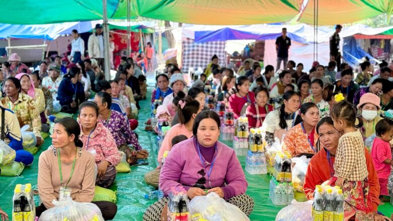 ឯកឧត្តម ហេង សួរ ផ្តល់អំណោយចំនួន ៥៦០កញ្ចប់ ជូនដល់ជនភៀសសឹកនៅខេត្តព្រះវិហារ