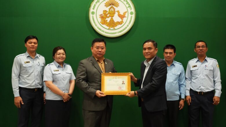 អគ្គលេខាធិការដ្ឋាននៃគណៈកម្មការ(គ.ល.ក.)រៀបចំ “ពិធីប្រគល់វិញ្ញាបនបត្របញ្ជាក់សមត្ថភាពជូនសិក្ខាកាមដែលបានជាប់តេស្តក្នុងកម្មវិធីបណ្តុះបណ្តាលស្តី ពីការអនុវត្តកាតព្វកិច្ចជាក់ស្តែងរបស់បុគ្គលរាយការណ៍ក្រោមច្បាប់ស្តីពីការប្រឆាំងការសម្អាតប្រាក់ និងហិរញ្ញ ប្បទានភេរវកម្ម (AML/CFT) និងច្បាប់ស្តីពីការប្រឆាំងហិរញ្ញប្បទានដល់ការរីកសាយភាយអាវុធមហាប្រល័យ (CPF)”