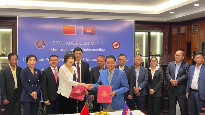 ក្រុមការងារ របស់មូលនិធិចិនសប្បុរសធម៌ Sany ចុះពិនិត្យសកម្មភាព ប្រើប្រាស់អេស្កាវាទ័រមួយគ្រឿង ដែលជាអំណោយ របស់ខ្លួន ជូនដល់ CMAC