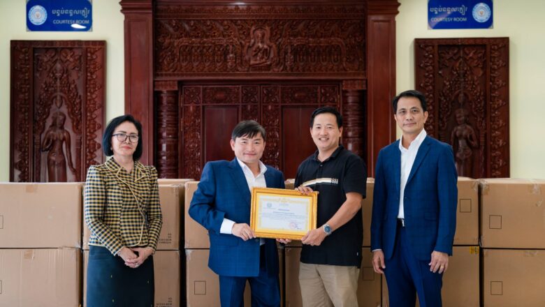 ឯកឧត្តម ហេង សួរ បានទទួលអំណោយពី ក្រុមហ៊ុន ហ្គោលដេន អាយលែន ហ្គាមុិន (ខេមបូឌា) ឯ.ក សម្រាប់ផ្តល់ជូនវីរកងទ័ព និងជនភៀសសឹក