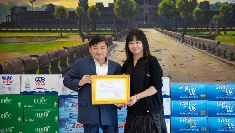 ឯកឧត្តម ហេង សួរ  ទទួលអំណោយពី ទីភ្នាក់ងារជ្រើសរើសឯកជន សម្រាប់ផ្តល់ជូនវីរកងទ័ព និងជនភៀសសឹក