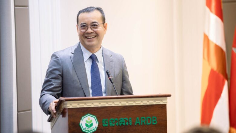 ឯកឧត្ដមបណ្ឌិត កៅ ថាច អញ្ជើញចូលរួមជាអធិបតីក្នុងពិធីដាក់បង្ហាញជាផ្លូវការរបាយការណ៍ស្រាវជ្រាវរបស់មជ្ឈមណ្ឌល អគ្គបណ្ឌិតសភាចារ្យ អូន ព័ន្ធមុនីរ័ត្ន សម្រាប់ការសិក្សាគោលនយោបាយ និងបណ្ដុះបណ្ដាល (APM)