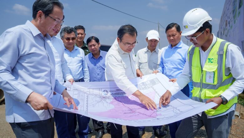 ឯកឧត្តមរដ្ឋមន្ត្រី ថោ ជេដ្ឋា អញ្ជើញចុះពិនិត្យជាក់ស្តែងវឌ្ឍនភាពគម្រោងអភិវឌ្ឍន៍ហេដ្ឋារចនាសម្ព័ន្ធធារាសាស្រ្តសហគមន៍កសិកម្មតាសីសាមគ្គី ក្នុងភូមិសាស្ដ្រខេត្តបាត់ដំបង ដែលសម្រេចបានប្រមាណ ៨៨%