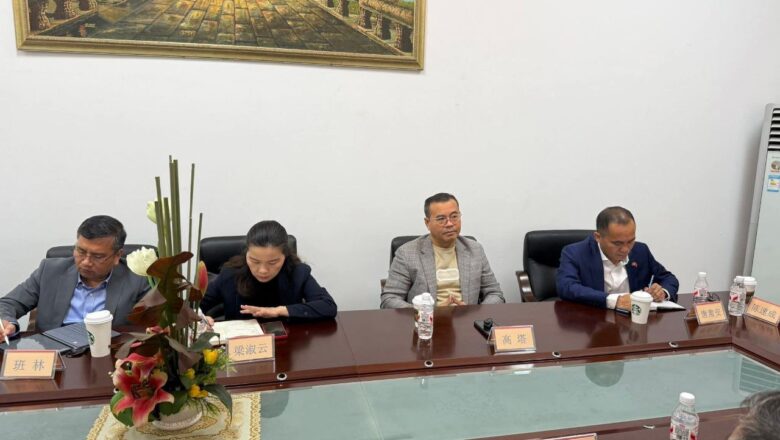 អគ្គនាយកធនាគារ ARDB បន្តជួបពិភាក្សាការងារជាមួយក្រុមអ្នកវិនិយោគលើវិស័យស្វាយចន្ទី មកពីខេត្តក្វាងស៊ី