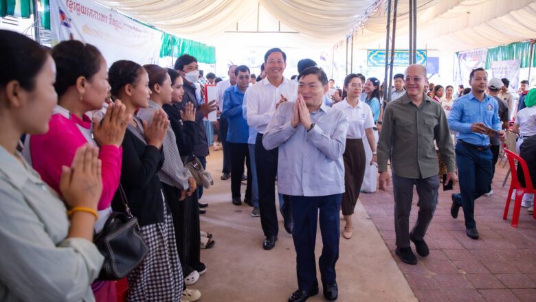 ឯកឧត្តម ហេង សួរ នាំយកឱកាសការងារដ៏ច្រើនសម្រាប់អតីតពលករមកពីថៃ និងប្រជាពលរដ្ឋនៅស្រុកក្រគរ ខេត្តពោធិ៍សាត់ ដែលពីមុនបងប្អូនរត់រកការងារ តែបច្ចុប្បន្នក្រសួងការងារនាំឱកាសការងារផ្តល់ជូនដល់មូលដ្ឋាន