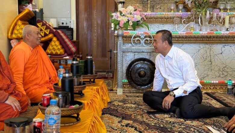 ឯកឧត្តមបណ្ឌិត កៅ ថាច និងសហការី អញ្ជើញថ្វាយបង្គំព្រះសង្ឃ និងចូលរួមកម្មវិធីបុណ្យផ្កាប្រាក់សាមគ្គី នៅវត្តខេមរាភិរតារាម ទីក្រុងអូក្លិន ប្រទេសណូវែលហ្សេឡង់