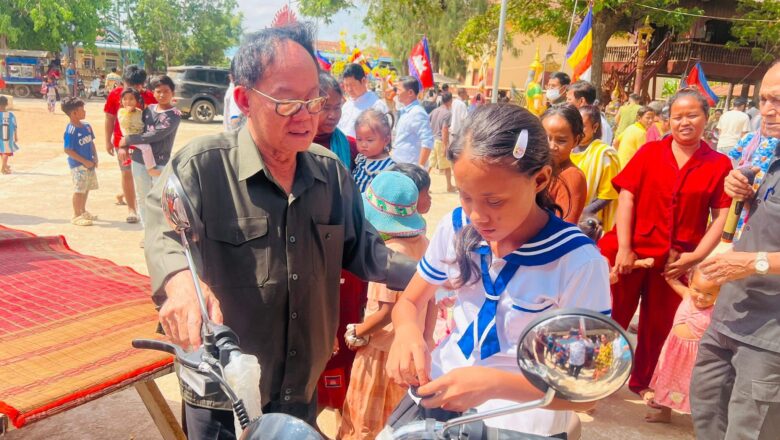 ឧកញ៉ា ឡូវ ហ៊ឹង  នាំអំណោយជាគ្រឿងឧបភោគ បរិភោគ ថ្នាំពេទ្យ ម្សៅទឹកដោះគោ កង់អាគុយនិងថវិកាមួយចំនួន ជូនប្រជាពលរដ្ឋប្រមាណ ៥០០នាក់