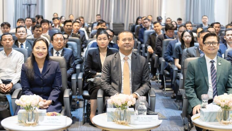 ឯកឧត្តមបណ្ឌិត កៅ ថាច អញ្ជើញ​ចូលរួមជាគណៈអធិបតីក្នុងសិក្ខាសាលា ថ្នាក់ជាតិស្តីពី “ការជំរុញ​បរិយាបន្ន​ហិរញ្ញប្បទានបៃតងនៅកម្ពុជា៖ ការពង្រឹង​សមត្ថភាព​គ្រឹះស្ថានហិរញ្ញវត្ថុ សម្រាប់គាំទ្រដល់​ការបង្កើន​ភាពធន់​ទៅនឹង​ការប្រែប្រួលអាកាសធាតុ និងការអភិវឌ្ឍប្រកប​ដោយនិរន្ដរភាព”