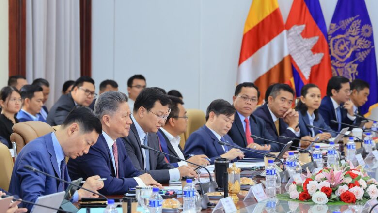 ឯកឧត្តម ហេង សួរ អញ្ជើញចូលរួមកិច្ចប្រជុំអន្តរក្រសួង ដើម្បីពិនិត្យពិភាក្សាលើសេចក្តីព្រាងរបាយការណ៍ស្តីពីវឌ្ឍនភាពការងារ ប្រចាំឆមាសទី២ ឆ្នាំ២០២៥ នៃយន្តការវេទិការាជរដ្ឋាភិបាល-ផ្នែកឯកជន