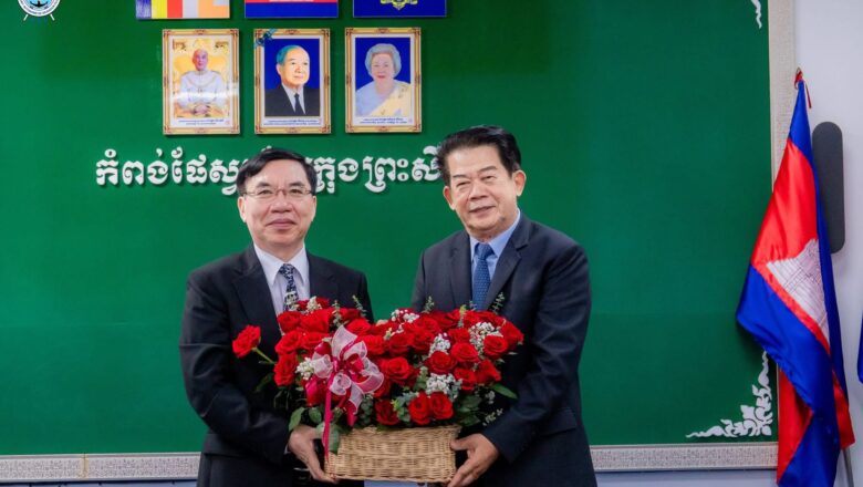 ឯកឧត្តម លូ គឹមឈន់ ទទួលស្វាគមន៍និងសម្តែងការគួរសម នៃកុងស៊ុលវៀតណាមប្រចាំខេត្តព្រះសីហនុនៅកំពង់ផែស្វយ័តក្រុងព្រះសីហនុ