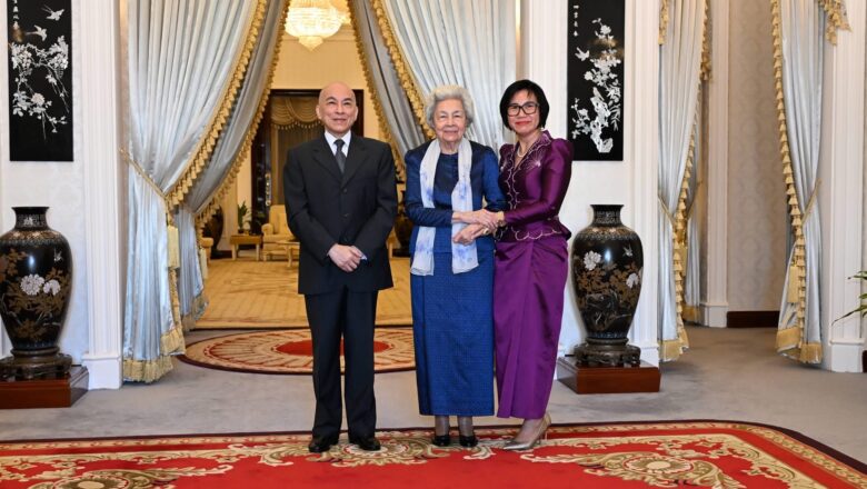 ឧកញ៉ា កែវ មុំ ក្នុងនាមទូលព្រះបង្គំផ្ទាល់រួមទាំងក្រុមការងារសហការី ក្រុមហ៊ុននំស្រួយលីលី សារថ្វាយព្រះពរ សូមក្រាបបង្គំថ្វាយព្រះពរ ព្រះករុណាព្រះបាទសម្តេចព្រះបរមនាថ នរោត្តម សីហមុនីព្រះមហាក្សត្រ នៃព្រះរាជាណាចក្រកម្ពុជាបពិត្រព្រះករុណាជាអម្ចាស់ជីវិតលើត្បូង ជាទីគោរពសក្ការៈដ៏ខ្ពង់ខ្ពស់បំផុត