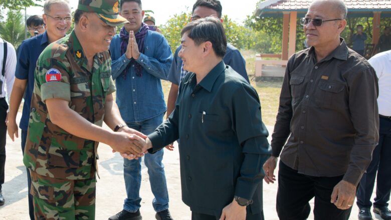 ចងចាំ និងគោរពដឹងគុណជានិច្ចចំពោះវីរកងទ័ពសមរភូមិមុខ! ឯកឧត្តម ហេង សួរ អញ្ជើញចុះសួរសុខទុក្ខ និងនាំយកអំណោយដ៏ថ្លៃថ្លារបស់សម្ដេចធិបតី នាយករដ្ឋមន្ត្រី និងលោកជំទាវបណ្ឌិត ជូនវីរកងទ័ពនៃកងពលតូចអន្តរាគមន៍លេខ៧ ក្នុងខេត្តព្រះវិហារ