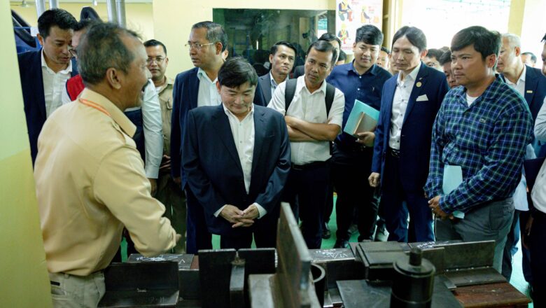 ឯកឧត្តម ហេង សួរ ដឹកនាំកិច្ចប្រជុំជាមួយក្រុមហ៊ុននិងសមាគមអ្នកសាងសង់កម្ពុជា ដើម្បីត្រៀមអនុវត្តកម្មវិធីវាយតម្លៃទទួលស្គាល់ជំនាញពីមុន (RPL) របស់អតីតពលករមកពីថៃឱ្យមានប្រសិទ្ធភាពខ្ពស់