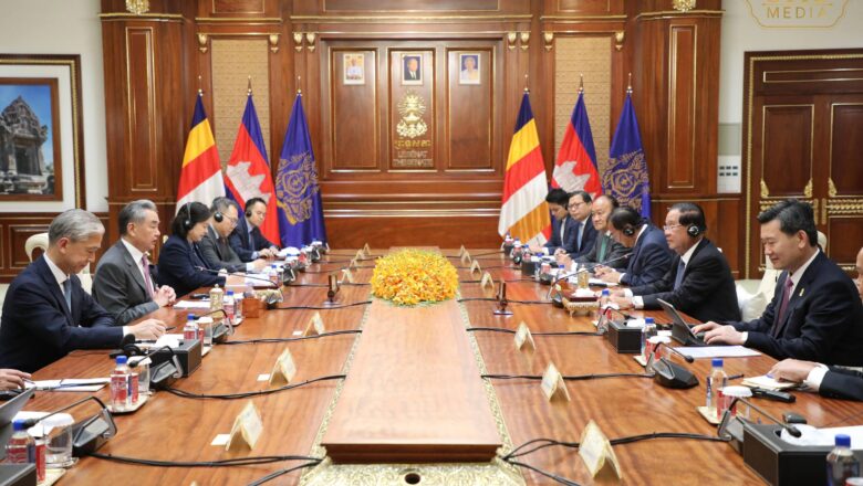 សម្តេចអគ្គមហាសេនាបតីតេជោ ហ៊ុន សែន ប្រមុខរដ្ឋស្តីទីនៃព្រះរាជាណាចក្រកម្ពុជា អនុញ្ញាតឱ្យ ឯកឧត្តម វ៉ាង យី (Wang Yi) រដ្ឋមន្ត្រីការបរទេស នៃសាធារណរដ្ឋប្រជាមានិតចិន និងគណៈប្រតិភូ ចូលជួបសម្ដែងការគួរសម នៅវិមានសាមគ្គីភាពនៃព្រឹទ្ធសភា