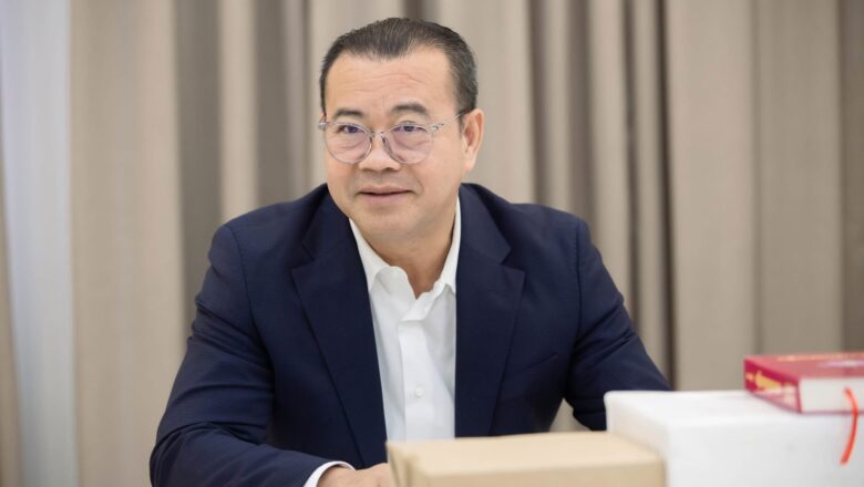 ឯកឧត្ដមបណ្ឌិត កៅ ថាច អនុញ្ញាតឱ្យ បណ្ឌិត ទូច គីមស្រ៊ាង សមាជិកក្រុមប្រឹក្សាជាតិភាសាខ្មែរនិងជាប្រធានសមាគមទ្រទ្រង់អក្សរសាស្ត្រនិងវប្បធម៌ខ្មែរ និងសហការី ចូលជួបសម្ដែងការគួរសម