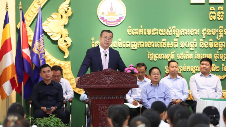 Dr. Kao Thach presided over the ceremony to award service medals to 237 civil servants and contract officials of Khsach Kandal district administration.