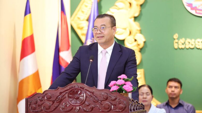 ឯកឧត្តមបណ្ឌិត កៅ ថាច អញ្ជើញចូលរួមជាអធិបតីភាពក្នុងពិធីបំពាក់មេដាយសំរឹទ្ធការងារ ជូនមន្ត្រីរាជការ និងមន្ត្រីជាប់កិច្ចសន្យានៃរដ្ឋបាលស្រុកខ្សាច់កណ្តាលចំនួន ២៣៧នាក់