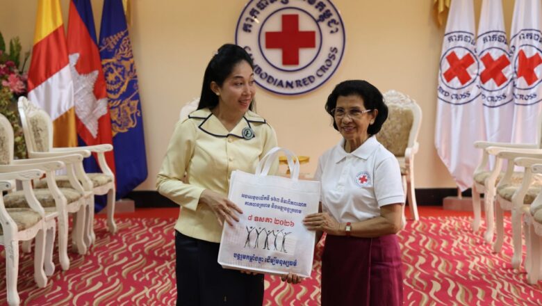 ឯកឧត្តម នេត្រ ភក្ត្រា រដ្ឋមន្ត្រីក្រសួងព័ត៌មាន និងលោកជំទាវ ទុយ សិរីរតនៈ ឧបត្ថម្ភថវិកាចំនួន 10,000,000 រៀល ជូនកាកបាទក្រហមកម្ពុជា