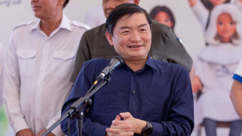 ឯកឧត្តម ហេង សួរ «អញ្ជើញជាអធិបតីក្នុងវិធី កាត់សក់បង្កក់សិរី” ជូនបងប្អូនកម្មកររោងចក្រ ដើម្បីអបអរសាទរ ទទួលសិរីសួស្ដីក្នុងឱកាសបុណ្យចូលឆ្នាំថ្មីប្រពៃណីជាតិ