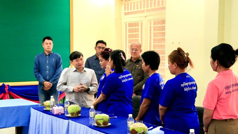 ឯកឧត្តម ហេង សួរ បន្តដំណើរមកខេត្តសៀមរាបដើម្បីចុះសាកសួរសុខទុក្ខ និងនាំយកថវិកាជូនដល់សិស្សមកពីគ្រួសារវីរកងទ័ពពលី ដែលកំពុងតែទទួលការបណ្តុះបណ្តាលក្នុងកម្មវិធីបណ្តុះបណ្តាលជំនាញវិជ្ជាជីវៈ និងបច្ចេកទេស