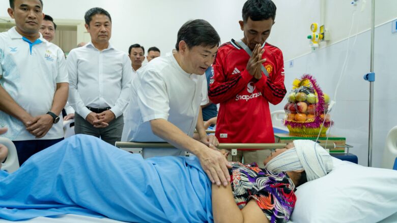 ឯកឧត្តម ហេង សួរ អញ្ជើញចុះសាកសួរសុខទុក្ខ និងតាមដានស្ថានភាពបងប្អូនកម្មករនិយោជិតរងគ្រោះក្នុងឧបទ្ទវហេតុគ្រោះថ្នាក់ចរាចរណ៍ កំពុងសម្រាកព្យាបាលនៅមន្ទីរពេទ្យចំនួន២ នៅភ្នំពេញ