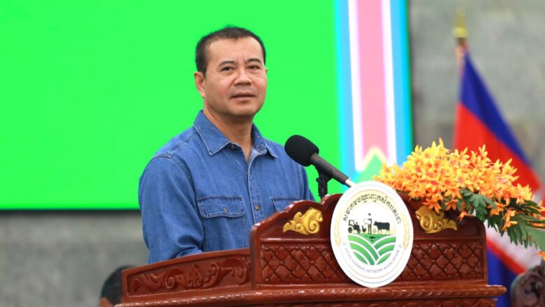 ឯកឧត្តមបណ្ឌិត កៅ ថាច អញ្ជើញជួបសំណេះសំណាលនិងសួរសុខទុក្ខជាមួយប្រជាកសិករស្ថិតក្នុងស្រុកកៀនស្វាយ ខេត្តកណ្តាល