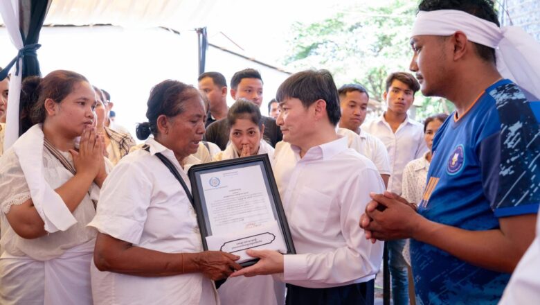 ឯកឧត្តមរដ្ឋមន្ដ្រី ហេង សួរ អញ្ជើញគោរពវិញ្ញាណក្ខន្ធសពកម្មករនិយោជិត ដែលទទួលមរណភាពដោយសារឧបទ្ទវហេតុគ្រោះថ្នាក់ចរាចរណ៍ដ៏រន្ធត់ នៅខេត្តកំពង់ឆ្នាំង