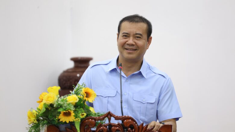 ក្នុងពិធីជួបជុំកសិករមកពីបណ្តាស្រុក ក្នុងខេត្តរតនគិរី, ឯកឧត្តមបណ្ឌិត កៅ ថាច លើកទឹកចិត្តឲ្យកសិករពិចារណាប្តូរទម្លាប់ធ្វើកសិកម្ម បើមិនដូច្នោះទេ នឹងគេចពុំរួចពីបំណុលកេីននោះឡើយ