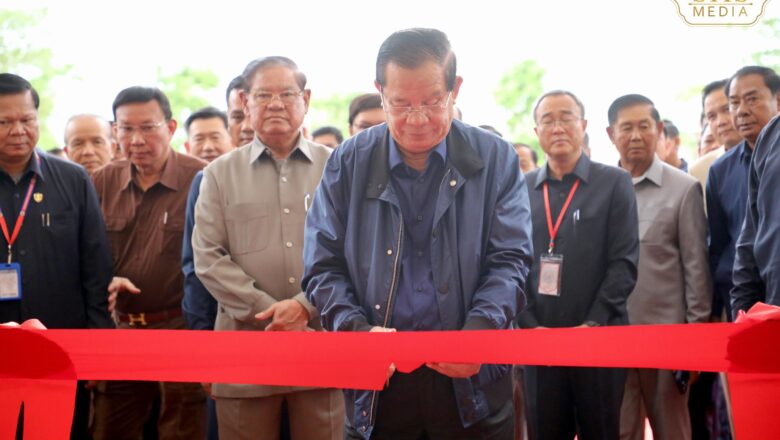 សម្តេចអគ្គមហាសេនាបតីតេជោ ហ៊ុន សែន ប្រធានគណបក្សប្រជាជនកម្ពុជា អញ្ជើញជាអធិបតីភាពដ៏ខ្ពង់ខ្ពស់ក្នុងពិធីសម្ពោធអគារ ៦មករា សមិទ្ធផលនានានៅមន្ទីរគណៈកម្មាធិការគណបក្សខេត្តព្រៃវែង