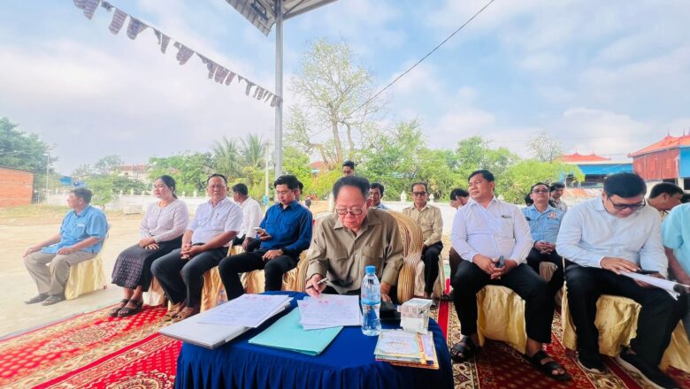 ឧកញ៉ា ឡូវ ហ៊ឹង ទីប្រឹក្សាសម្តេចតេជោ ហ៊ុន សែន និងសហការី នាំអំណោយអំពូលភ្លេីងស៊ុលឡា ចំនួន 672គ្រឿង កុំព្យូទ័រ និងគ្រឿងបរិភោគ ថ្នាំពេទ្យ  ម្សៅទឹកដោះគោ និងថវិកាមួយចំនួនជូនដល់ប្រជាពលរដ្ឋ