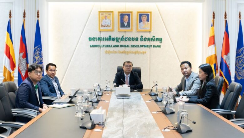 ឯកឧត្តមបណ្ឌិត កៅ ថាច ប្រធានសមាគមគ្រឹះស្ថានហិរញ្ញវត្ថុអភិវឌ្ឍន៍ក្នុងតំបន់អាស៊ី និងប៉ាស៊ីហ្វិក ថ្លែងសុន្ទរកថាបើកកិច្ចពិភាក្សាតុមូលកម្រិតតំបន់ ស្តីពី “Blended Finance: In Search of Effective Solutions”