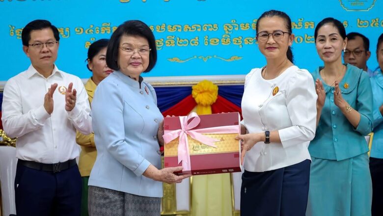 លោកជំទាវ សួន ស្រី រដ្ឋលេខាធិការអាកាសចរស៊ីវិលនិងជាតំណាងដ៏ខ្ពង់ខ្ពស់ ឯកឧត្តមបណ្ឌិតរដ្ឋមន្រ្តី អញ្ជើញចូលរួមពិធីសំណេះសំណាល និងប្រកាសទទួលស្គាល់សមាសភាពក្រុមចលនាស្ត្រី នៃក្រុមការងារស្ត្រីគណបក្សចុះមូលដ្ឋានក្រុងសំពៅពូន